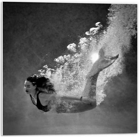 WallClassics - PVC Schuimplaat - Vrouw Duikend in Water - 50x50 cm Foto op PVC Schuimplaat (Met Ophangsysteem)