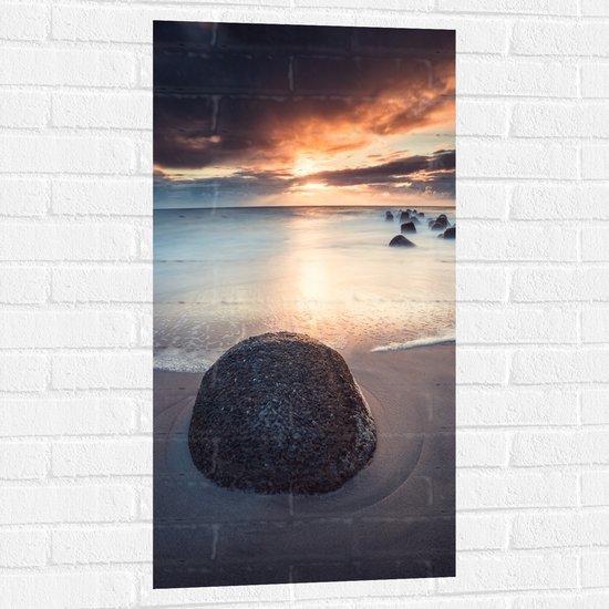 WallClassics - Muursticker - Donkere Wolken met Zon boven Strand - 50x100 cm Foto op Muursticker