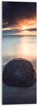 WallClassics - Acrylglas - Donkere Wolken met Zon boven Strand - 30x90 cm Foto op Acrylglas (Met Ophangsysteem)