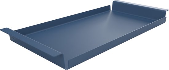 Violetblauw dienblad met lage randen en handvatten.