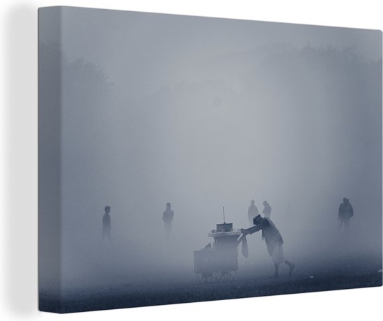 Canvas Schilderij Man duwt kar in de mist - 90x60 cm - Wanddecoratie