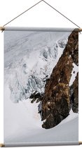 WallClassics - Textielposter - Bruine Berg met Sneeuw - 60x90 cm Foto op Textiel