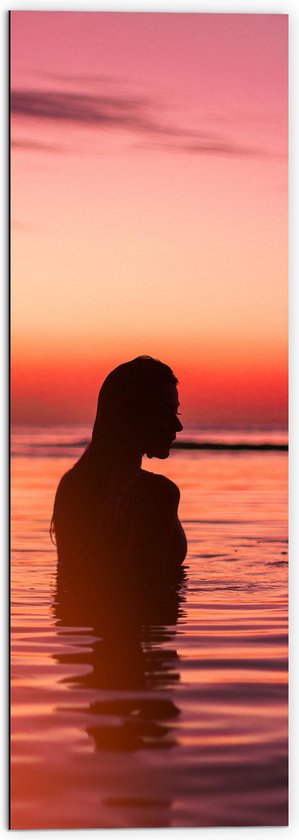 WallClassics - Dibond - Silhouet van Mooie Vrouw in Zee - 50x150 cm Foto op Aluminium (Met Ophangsysteem)