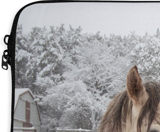 Housse ordinateur 13 pouces 34x24 cm - Paarden - Housse Macbook & Laptop Paarden in a snowstorm - Housse ordinateur portable avec photo