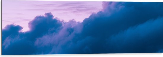 WallClassics - Dibond - Wolken met Blauwe Gloed - 120x40 cm Foto op Aluminium (Wanddecoratie van metaal)