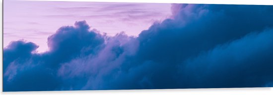 WallClassics - Dibond - Wolken met Blauwe Gloed - 150x50 cm Foto op Aluminium (Met Ophangsysteem)