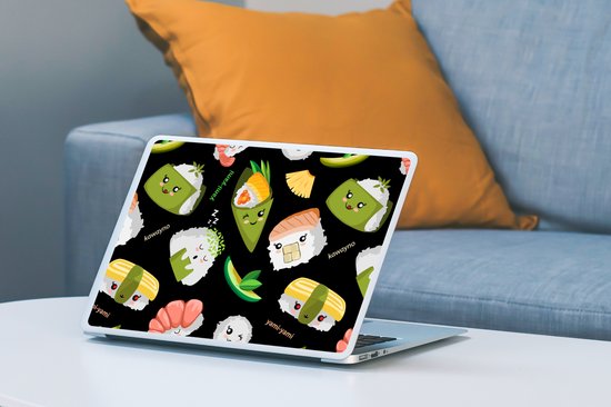 Zwarte laptopskin met kawaii sushiprint. Met o.a. nigiri, onigiri, maki, en garnalen. Geplaatst op een laptop op een bank.