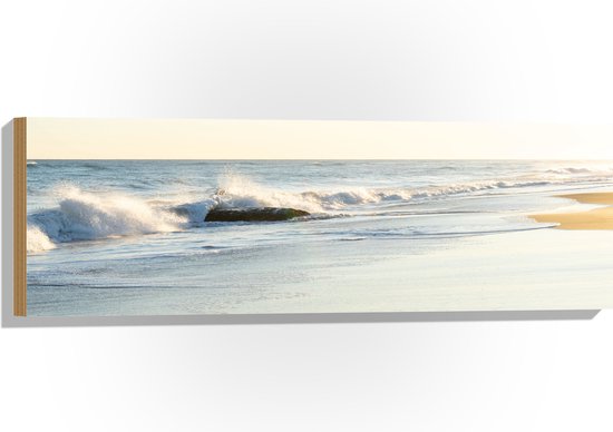 WallClassics - Hout - Klotsende Golven op het Strand - 90x30 cm - 12 mm dik - Foto op Hout (Met Ophangsysteem)