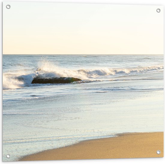 WallClassics - Tuinposter – Klotsende Golven op het Strand - 80x80 cm Foto op Tuinposter  (wanddecoratie voor buiten en binnen)