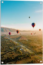 WallClassics - Tuinposter – Luchtballonnen zwevend door de lucht - 50x75 cm Foto op Tuinposter  (wanddecoratie voor buiten en binnen)