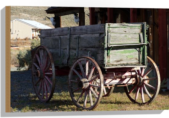 WallClassics - Hout - Houten Wagen op Boederij - 60x40 cm - 12 mm dik - Foto op Hout (Met Ophangsysteem)