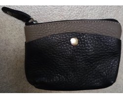Een eenvoudige sleuteletui van echt leer met sleutelring binnenin de etui. In leuke kleuren. Goed afsluitbaar met een rits. Aan de buitenkant van de etui twee vakjes om wat extra´s op te bergen. Koop deze sleuteletui voor uzelf of Bestel Een Cadeau.