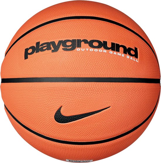 Oranje basketbal met zwarte lijnen en een zwarte Nike swoosh. "playground OUTDOOR GAME BALL" staat erop.