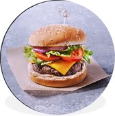WallCircle - Wandcirkel - Muurcirkel - Fastfood burger op perkament - Aluminium - Dibond - ⌀ 120 cm - Binnen en Buiten XXL