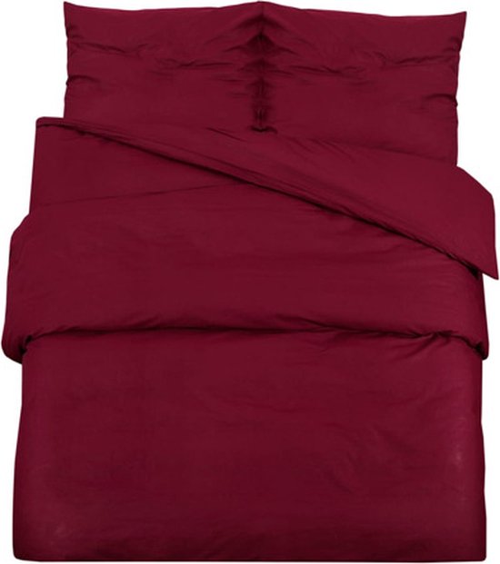 Ensemble de housses de couette bordeaux, posé à plat.