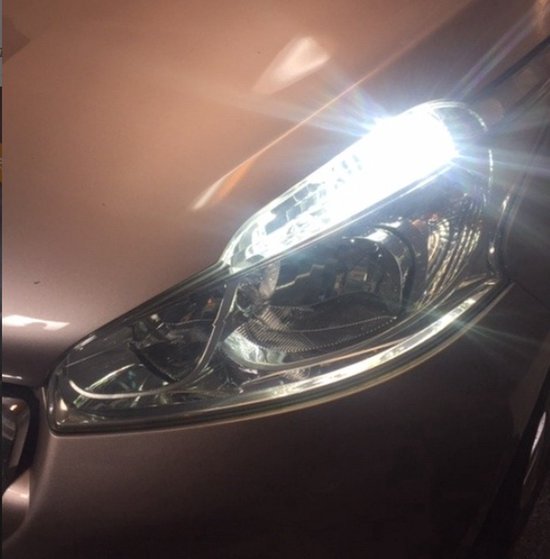 Een koplamp van een auto met fel witte LED verlichting.