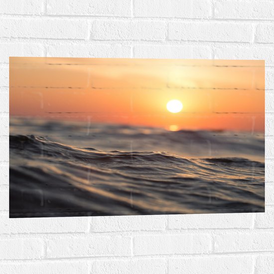 WallClassics - Muursticker - Laagstaande Zon aan het Wateroppervlak - 75x50 cm Foto op Muursticker
