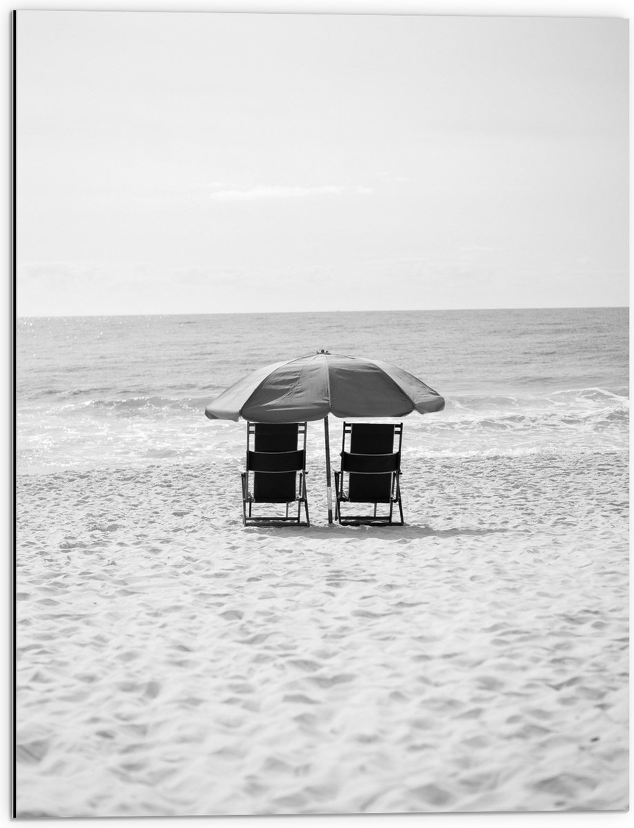 Dibond - Stoelen op het Strabd met Parasol in het zwart-wit - 60x80 cm Foto op Aluminium (
