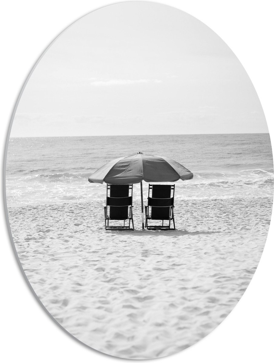 PVC Schuimplaat Ovaal - Stoelen op het Strabd met Parasol in het zwart-wit - 42x56 cm Foto
