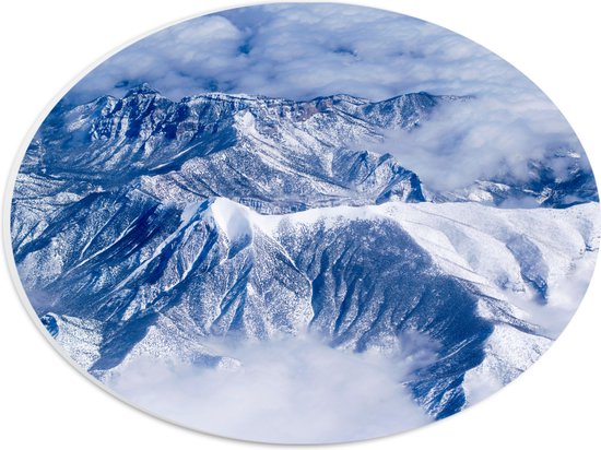 WallClassics - PVC Schuimplaat Ovaal - Wolken bij Bergen met Sneeuw - 28x21 cm Foto op Ovaal  (Met Ophangsysteem)