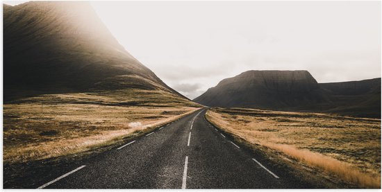 WallClassics - Glossy Poster - Road Through Abandoned Area With Montagnes - 100x50 cm Photo sur Papier Poster avec Finition Brillante