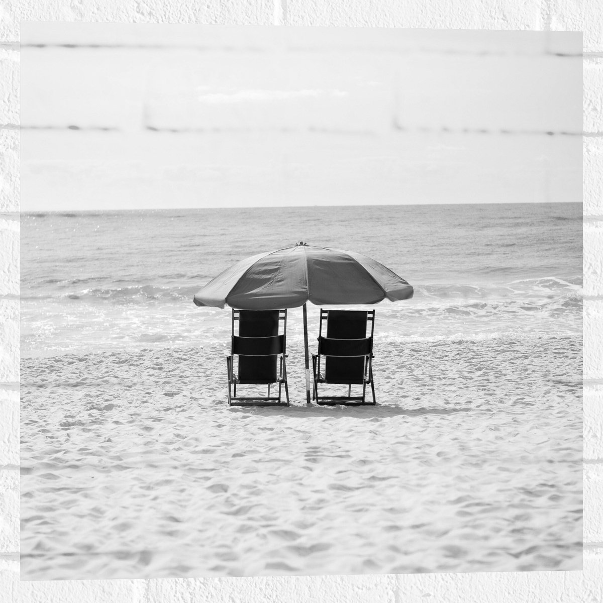 Muursticker - Stoelen op het Strabd met Parasol in het zwart-wit - 50x50 cm Foto op Muurst