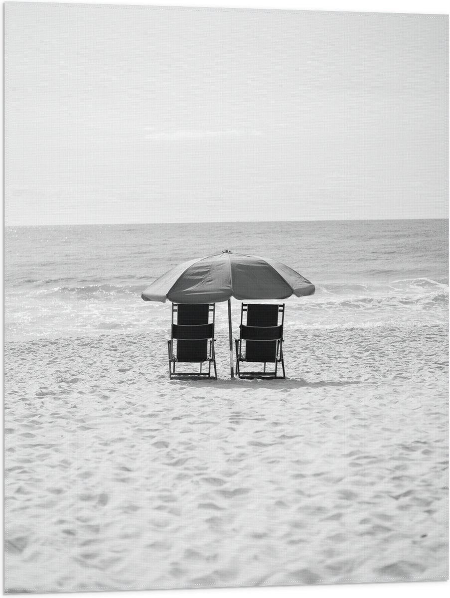 Vlag - Stoelen op het Strabd met Parasol in het zwart-wit - 60x80 cm Foto op Polyester Vlag