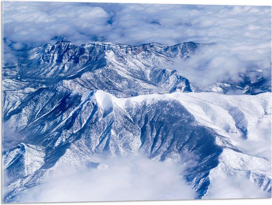 WallClassics - Acrylglas - Wolken bij Bergen met Sneeuw - 80x60 cm Foto op Acrylglas (Met Ophangsysteem)