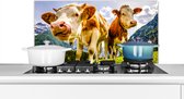KitchenYeah - Spatscherm - Koeien - Gebergte - Alpen - Natuur - Dieren - Spatwand - 90x45 cm - Keuken decoratie - Spatscherm keuken - Achterwand keuken - Spatscherm koe