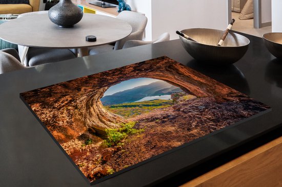 KitchenYeah® Inductie beschermer 78x52 cm - Grot - Berg - Landschap - Natuur - Kookplaataccessoires - Afdekplaat voor kookplaat - Inductiebeschermer - Inductiemat - Inductieplaat mat