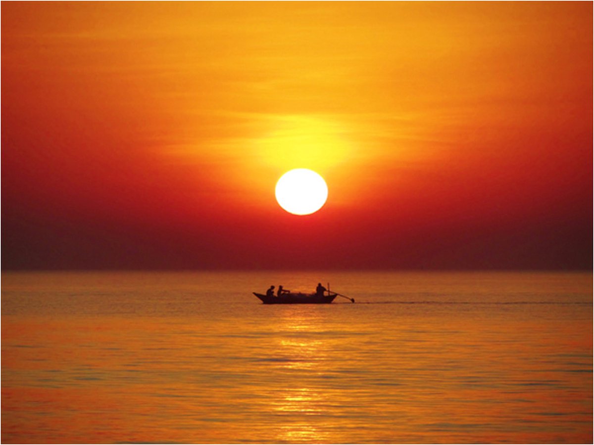 Fotobehang - Zonsondergang met vissersboot.