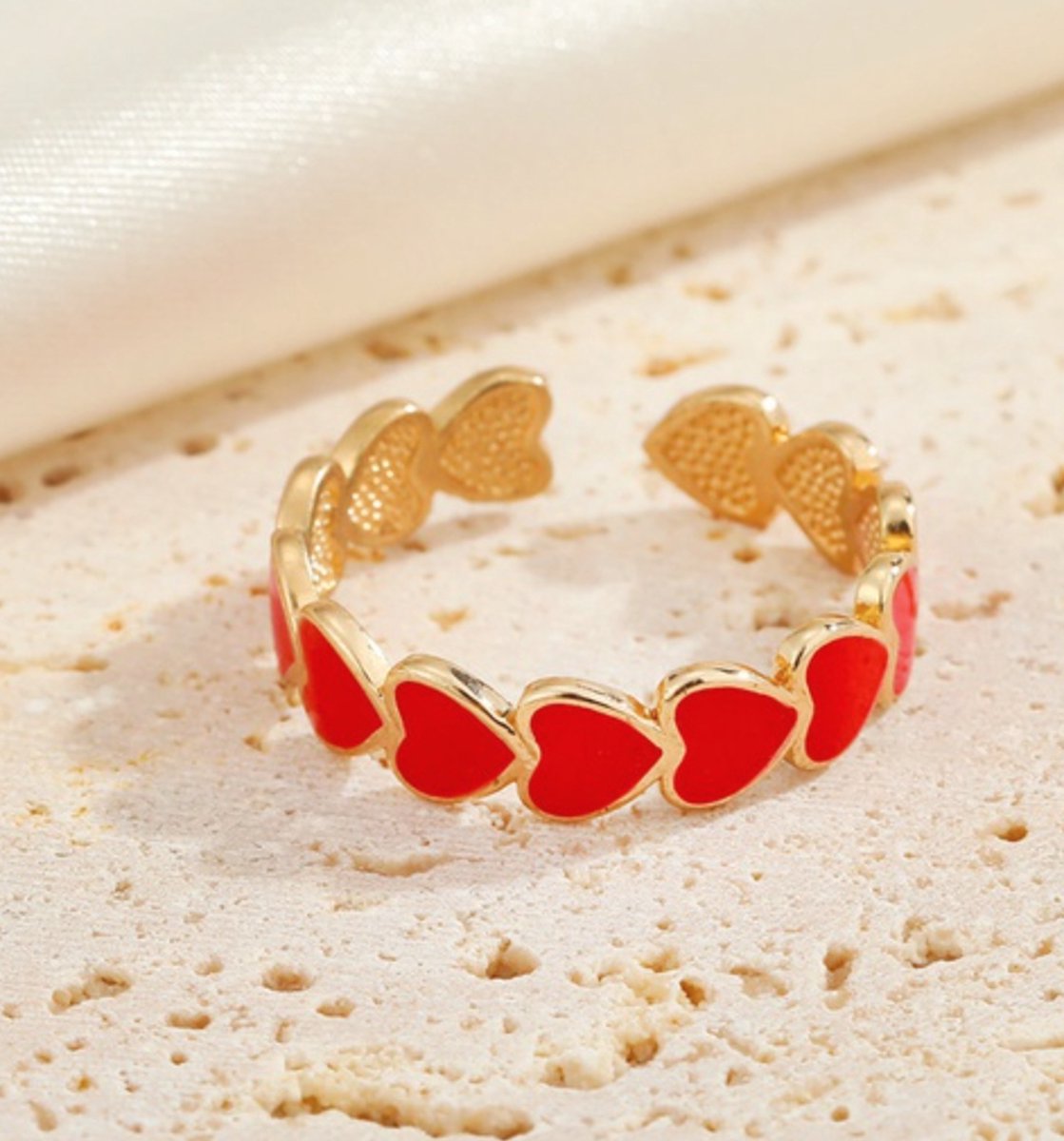 Hartjes ring | rood | goud gekleurd