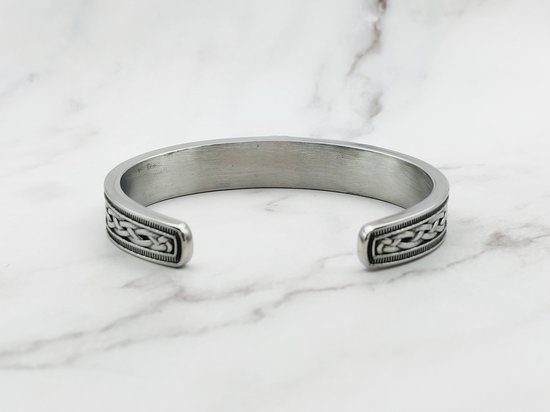 Zilverkleurige armband met Keltische knopen aan de uiteinden