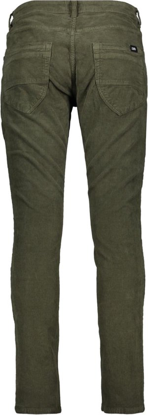 Achterkant van een groene corduroy herenbroek met slim fit pasvorm.