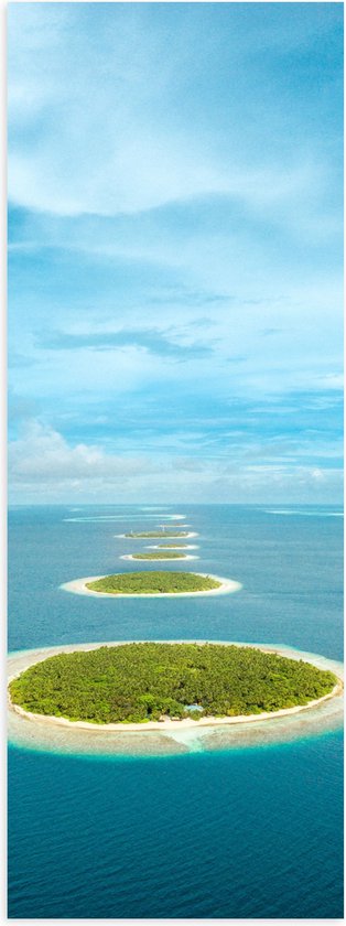 WallClassics - Poster Glanzend – Rij Eilanden op Zee - 20x60 cm Foto op Posterpapier met Glanzende Afwerking