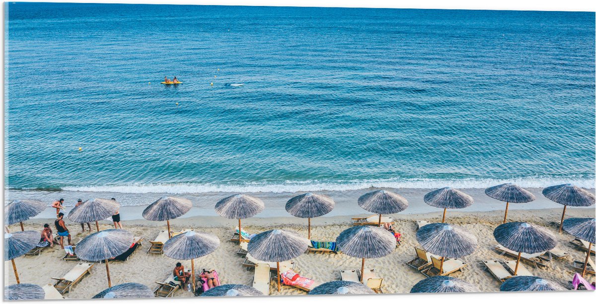 Acrylglas - Rieten Parasols met Ligbedjes op het Strand - 100x50 cm Foto op Acrylglas (Met