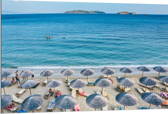 WallClassics - Dibond - Rieten Parasols met Ligbedjes op het Strand - 120x80 cm Foto op Aluminium (Met Ophangsysteem)