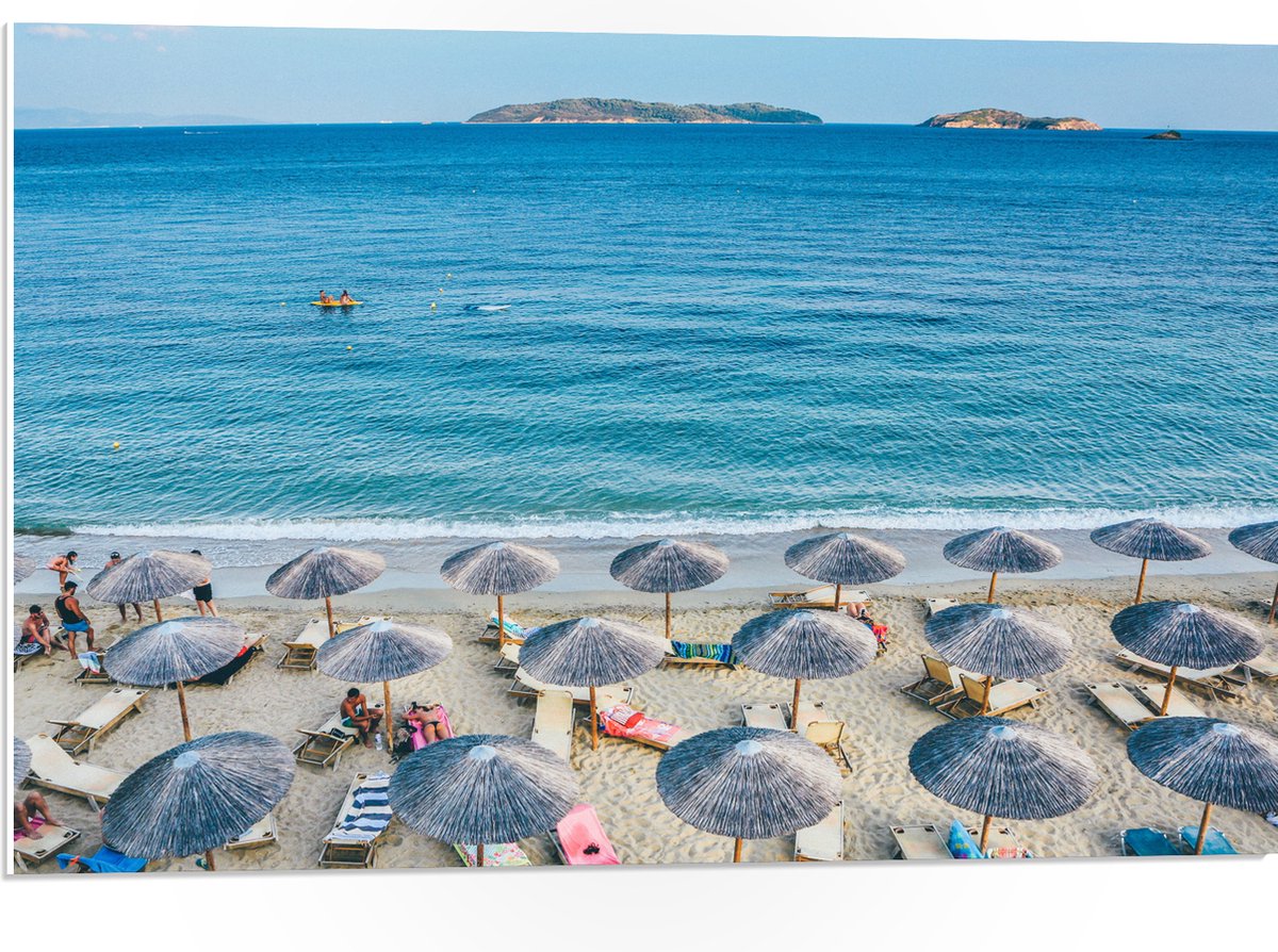 PVC Schuimplaat - Rieten Parasols met Ligbedjes op het Strand - 75x50 cm Foto op PVC Schui
