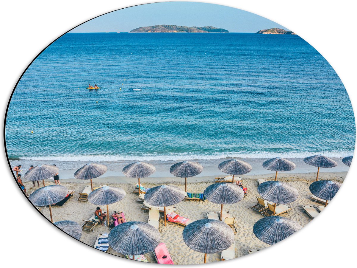 Dibond Ovaal - Rieten Parasols met Ligbedjes op het Strand - 56x42 cm Foto op Ovaal (Met O