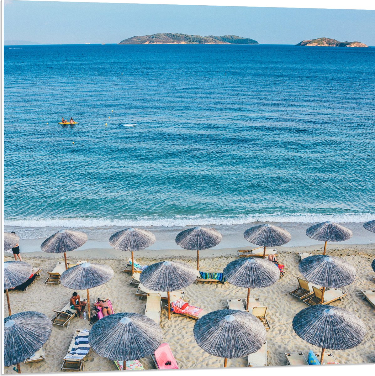 PVC Schuimplaat - Rieten Parasols met Ligbedjes op het Strand - 80x80 cm Foto op PVC Schuimplaat (Met Ophangsysteem)