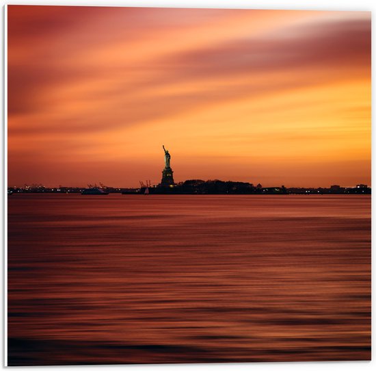 WallClassics - PVC Schuimplaat - Oranje Lucht boven Vrijheidsbeeld in New York - 50x50 cm Foto op PVC Schuimplaat (Met Ophangsysteem)