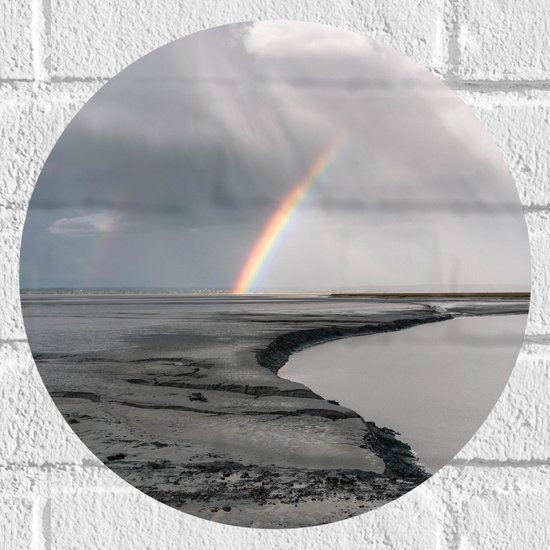 WallClassics - Muursticker Cirkel - Regenboog op Stenen Rotsen - 30x30 cm Foto op Muursticker