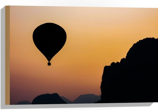 WallClassics - Hout - Silhouette van een Luchtballon en Bergen - 60x40 cm - 12 mm dik - Foto op Hout (Met Ophangsysteem)