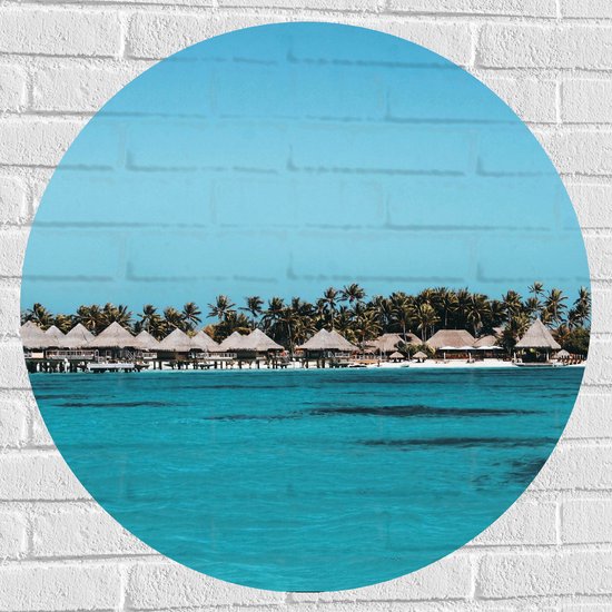 WallClassics - Muursticker Cirkel - Huisjes op een Tropisch Strand - 80x80 cm Foto op Muursticker