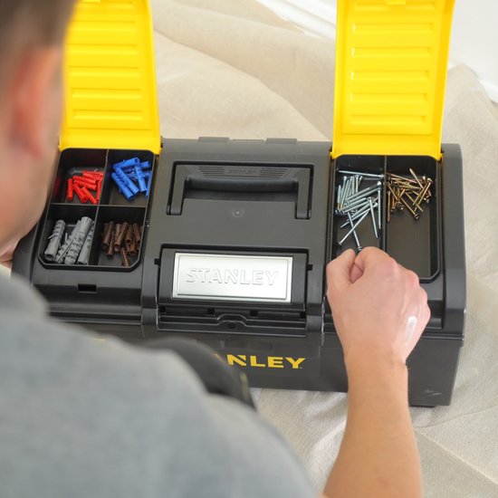 Zwarte Stanley gereedschapskoffer met open deksels en vakken met schroeven en pluggen.