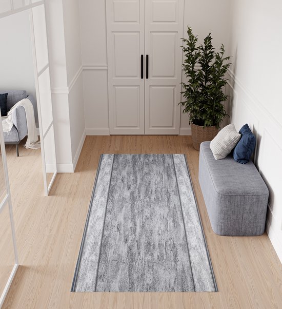 Grijze gangloper met houten plank-structuurprint, in een ruime hal met meubels.