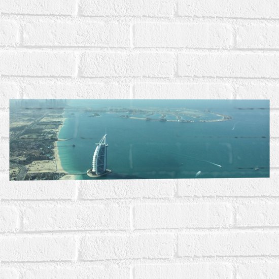 WallClassics - Muursticker - Luchtfoto van de Kustlijn van Dubai - 60x20 cm Foto op Muursticker