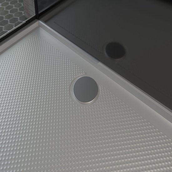 Receveur de douche blanc texturé avec un drain rond.
