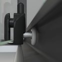 Poignée noire avec mécanisme à roulettes pour une porte de douche en verre.