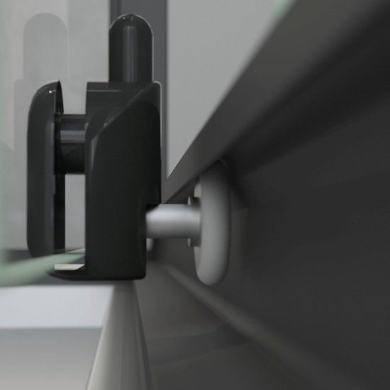 Poignée noire avec mécanisme à roulettes pour une porte de douche en verre.